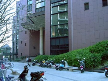 横浜市中央図書館.JPG